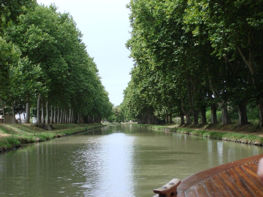 Canal du Midi a su paso por Carcassonne.